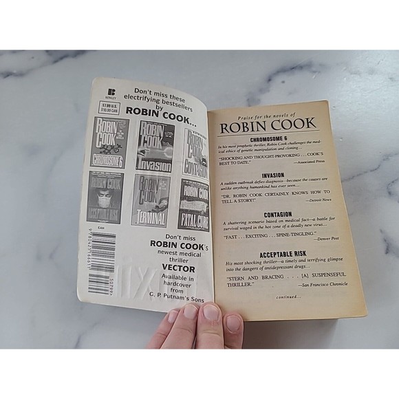 Toxin by Robin Cook (1999, Mass Market, Reprint) - Picture 2 of 10